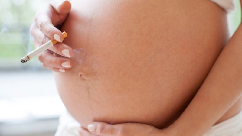 Niebezpieczny trend w Australii szokuje lekarzy na całym świecie. Kobiety zaczynają palić w ciąży!