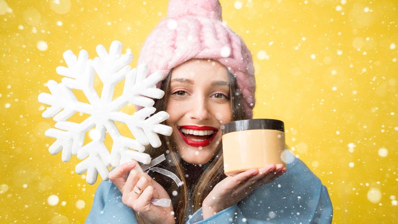 Jak dbać o skórę zimą? Oto kilka zasad, które powinnaś uwzględnić w swojej codziennej pielęgnacji