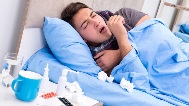 Farmaceuta wymienia 4 najczęstsze błędy popełniane przez chorych na grypę i przeziębienie