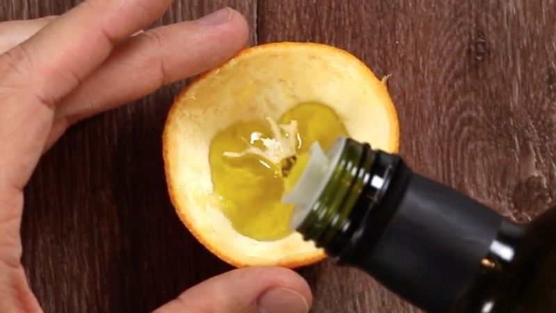 Do skórki po mandarynce wlał oliwę z oliwek i podpalił jej naturalny knot. Ten pomysł jest genialny!