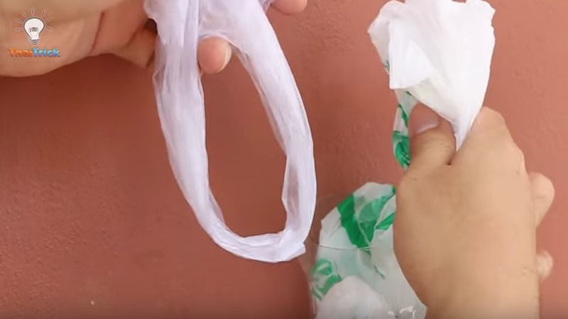 Pomocne triki na praktyczne wykorzystanie plastikowej butelki. Już nie będziesz ich wyrzucać!