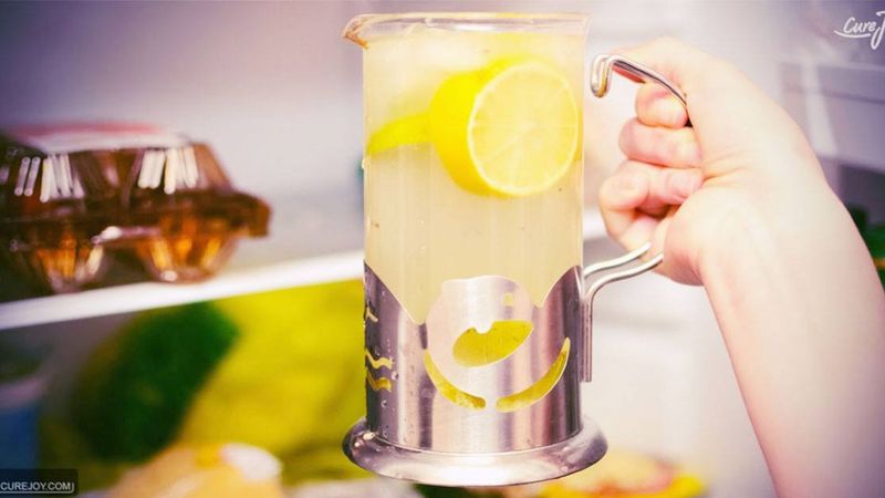 10 istotnych powodów, które powinny przekonać Cię do picia na czczo wody z cytryną