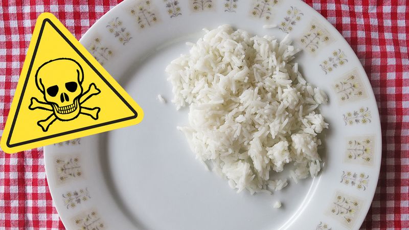 Ludzie ciężko chorują po zjedzeniu odgrzanego ryżu. Działa jak trucizna!