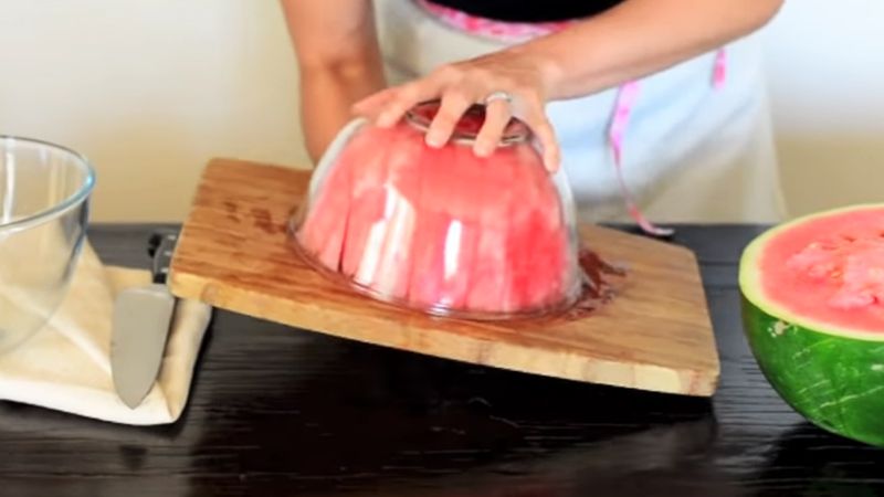 Najprostszy sposób na pokrojenie arbuza. Szybko i bez bałaganu