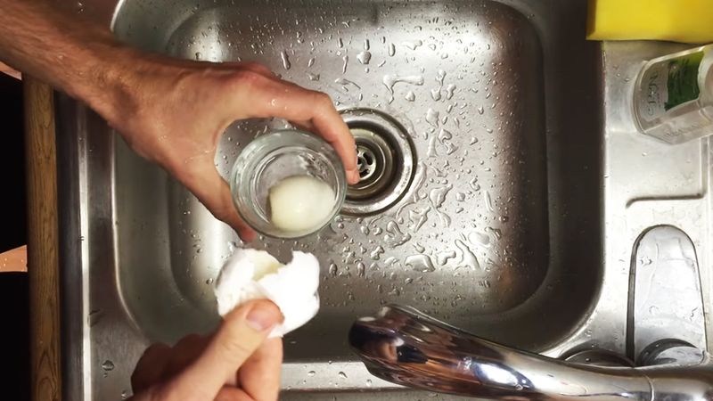 5 sekundowy sposób na obranie jajka. Bez dłubania skorupki i bałaganu