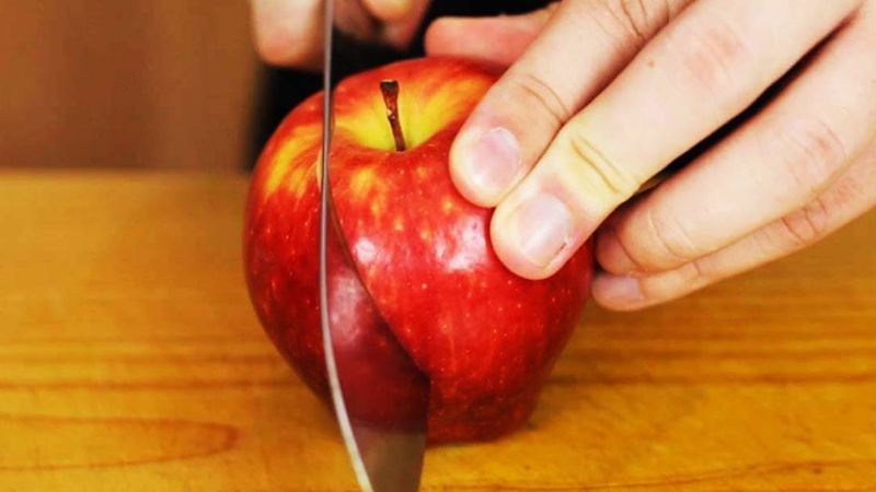 Jak prawidłowo jeść jabłka? Okazuje się, że wielu z nas robi to źle