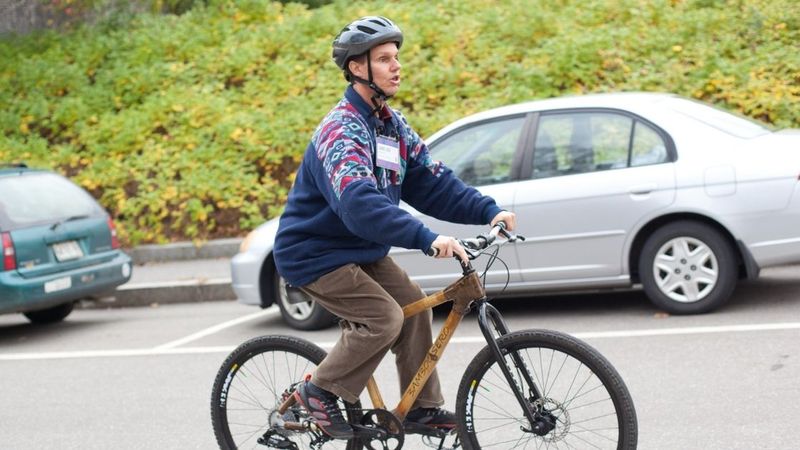 Całkowicie niewidomy mężczyzna jeździ na rowerze.  Jak nietoperz porusza się dzięki echolokacji
