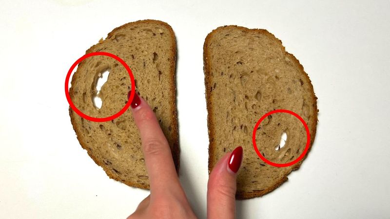 Kupiony chleb ma dużo dziur? To znak, który wiele mówi o jego produkcji