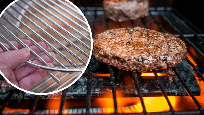 Posyp ruszt od grilla i wstaw do rozgrzanego piekarnika. Przypalenia i brud znikną