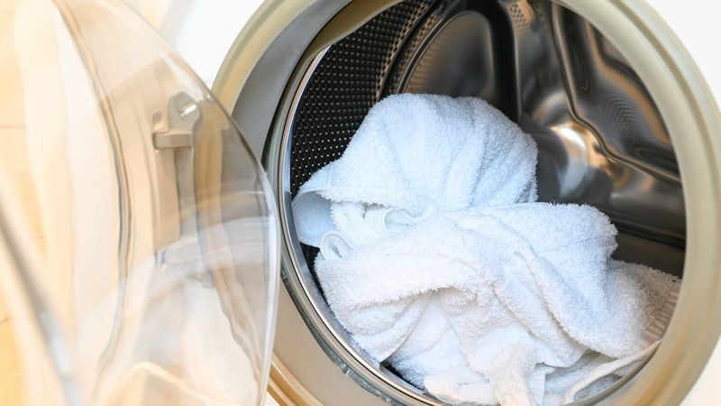 Ten błąd podczas prania sprawia, że ręczniki śmierdzą już po pierwszym użyciu