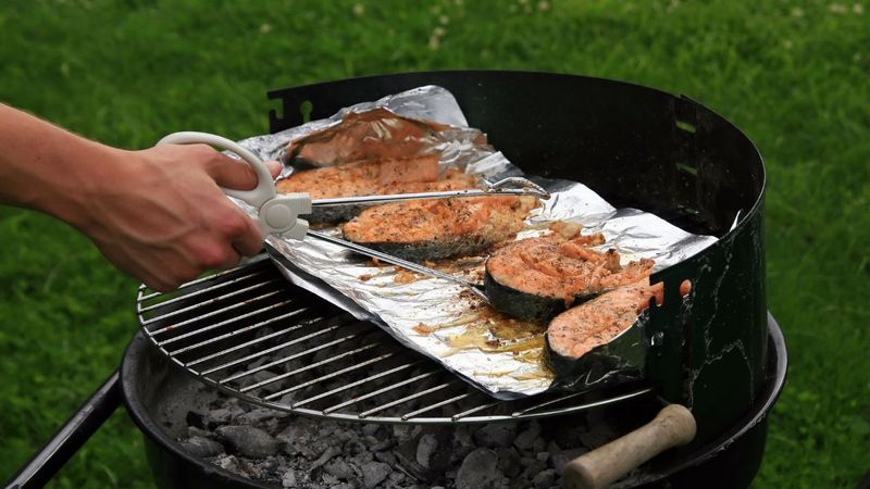 Jedna strona folii aluminiowej ma znaczenie do grillowania mięsa