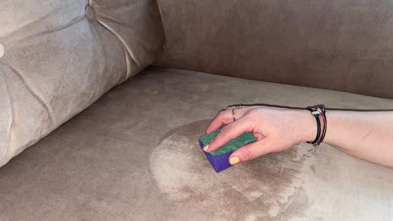 Jak wyczyścić kanapę domowym sposobem?