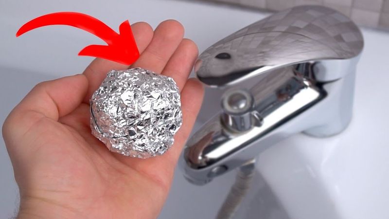 Trzymam w łazience kulkę z folii aluminiowej i używam jej codziennie