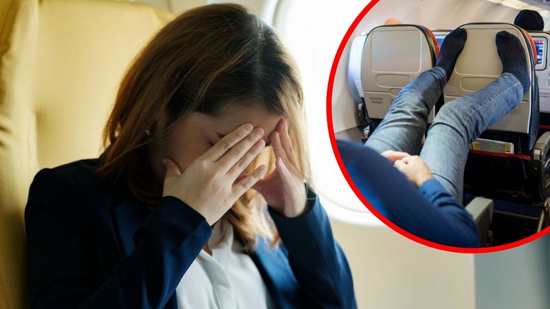 kobieta załamana w samolocie i mężczyzna z nogami na oparciu fotela przed nim