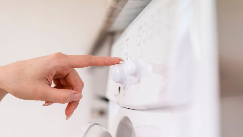 Dlaczego pralka zużywa więcej energii? Przez drobny błąd pranie jest droższe