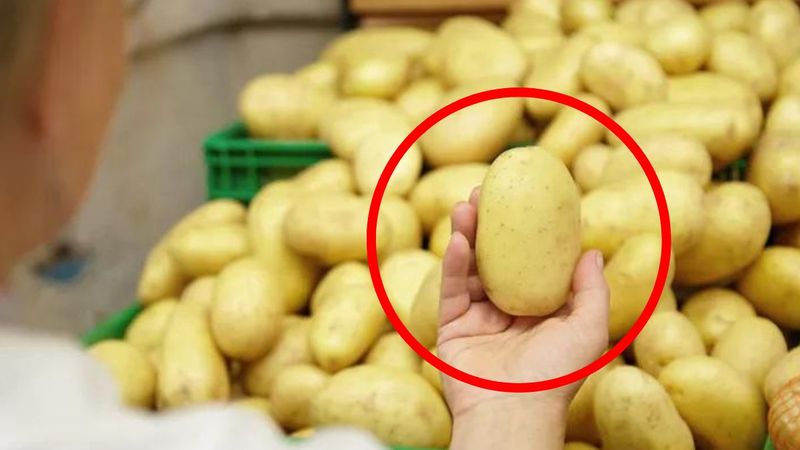 Młode ziemniaki obierzesz bez noża i brudnych rąk. Ten patent podbija sieć