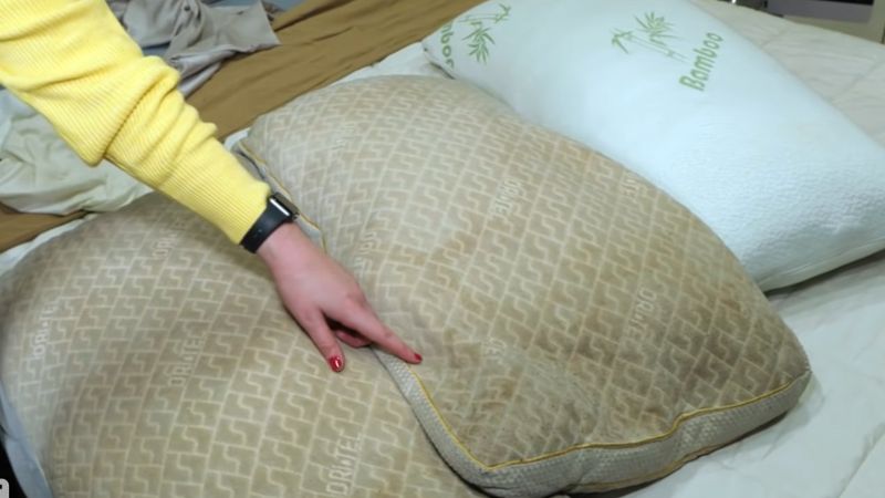jak usunąć plamy z poduszki