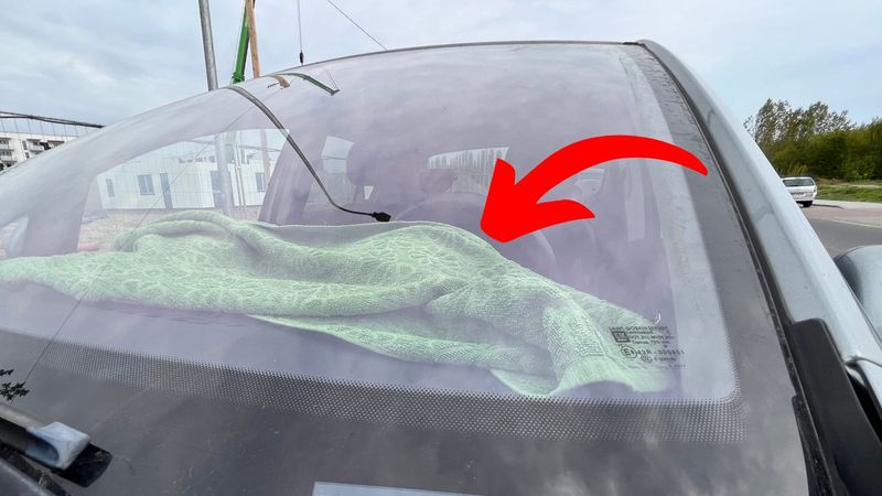 ręcznik na desce rozdzielczej