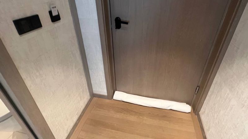 ręcznik ułożony pod drzwiami