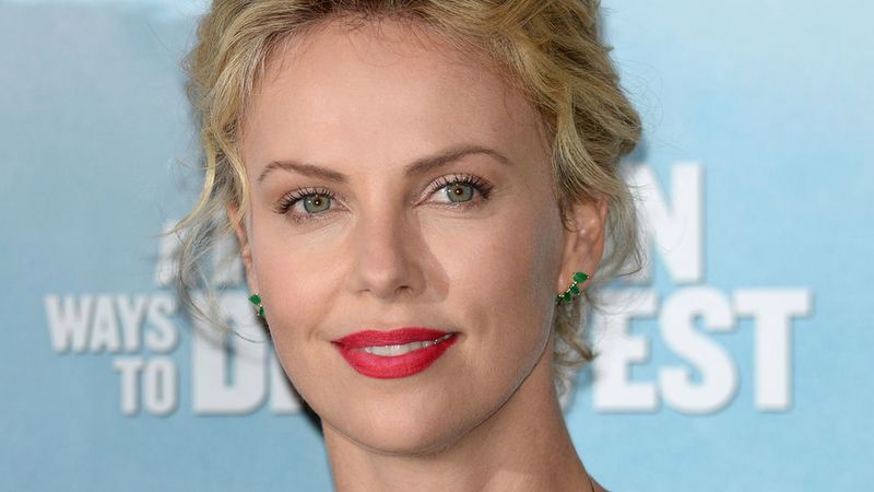 Charlize Theron oszpeciła się do roli! Zgoliła swoje piękne włosy!