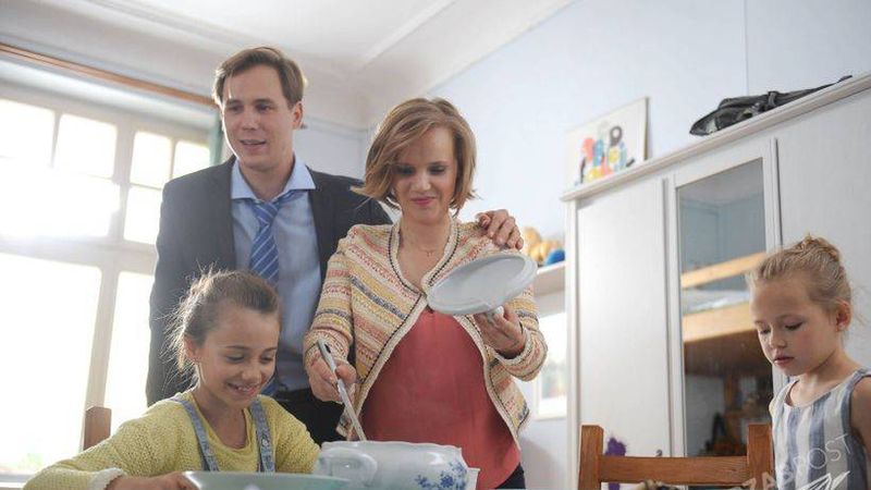 O mnie się nie martw 3 sezon, Iga (Joanna Kulig), Marcin (Stefan Pawłowski), Oliwka (Oliwia Dąbrowska), Helenka (Maja Kwaśny), fot: Facebook.com