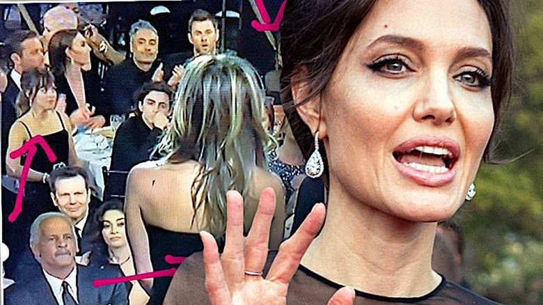 To zdjęcie podbija internet! Jennifer Aniston przemawia na Złotych Globach 2018, a Angelina Jolie w tym czasie… HIT!