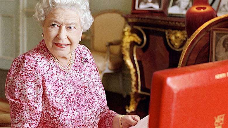 Królowa Elżbieta II trzyma w gabinecie wiele zdjęć, ale nad kominkiem postawiła najbardziej wyjątkowe