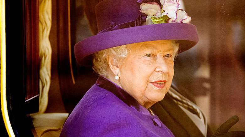 Królowa Elżbieta II rwie włosy z głowy. Kolejna wnuczka daje jej popalić!