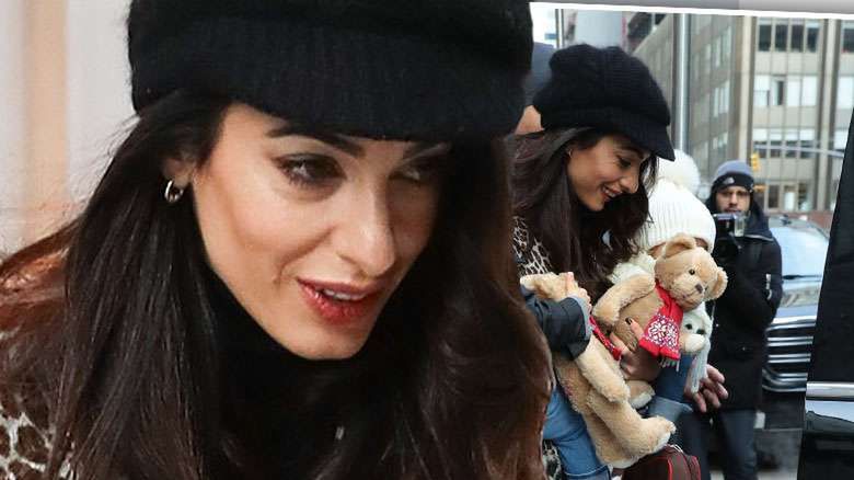 Obwieszona dziećmi Amal Clooney przyłapana samotnie pod hotelem w Nowym Jorku. Bliźniaki nieźle podrosły!