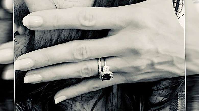 Megagwiazda powiedziała „tak” w Wigilię! Pochwaliła się luksusowym pierścionkiem zaręczynowym!