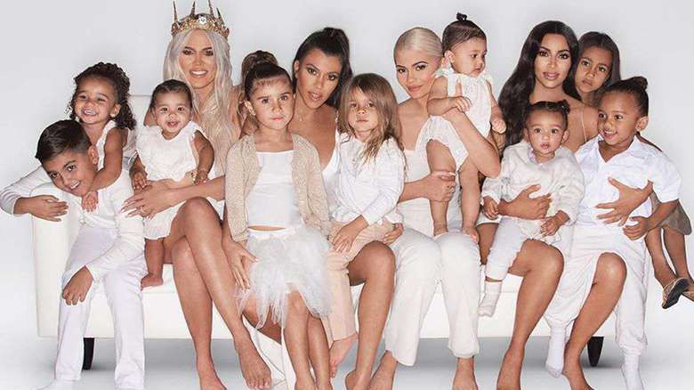 Kardashianki chciały zrobić z dzieci miss i misterów. Koszmarne wpadki z Photoshopem na świątecznej kartce