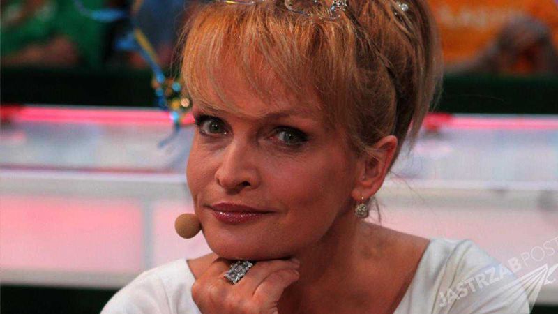 57-letnia Adrianna Biedrzyńska relaksuje się bez stanika na łonie natury! Ta fotka rozpaliła zmysły wszystkich jej fanów!