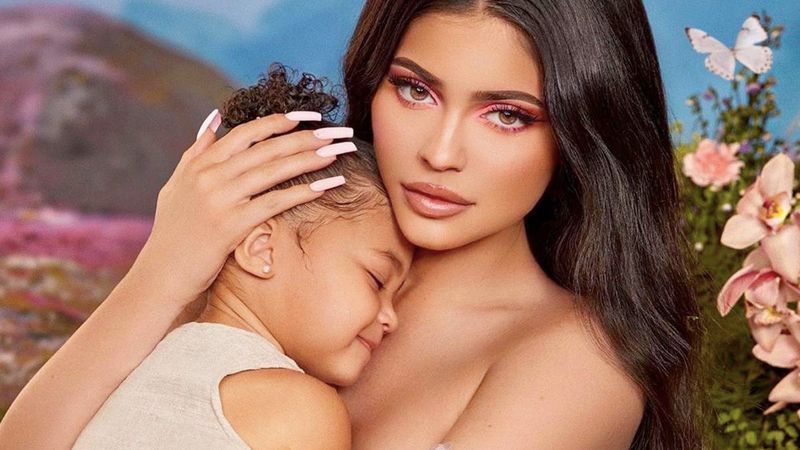 Kylie Jenner bawi się córką jak maskotką. Najnowsze zdjęcia oburzyły internautów: „Dlaczego jej to robisz?”