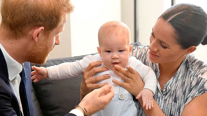 Meghan Markle i książę Harry z synem Archiem