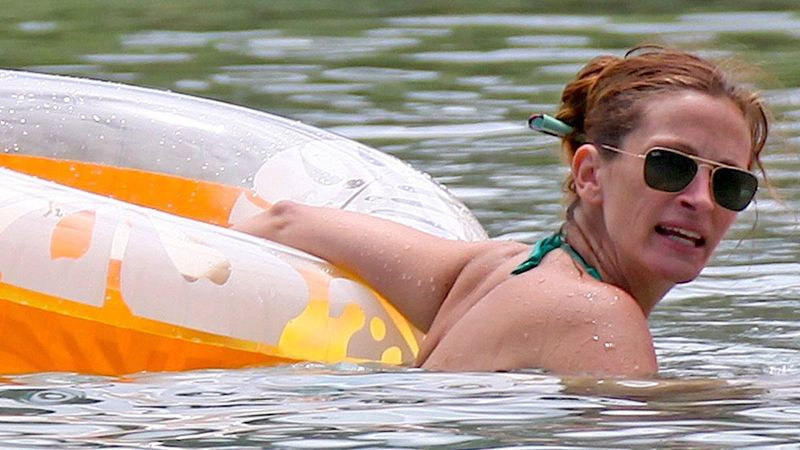52-letnia Julia Roberts przyłapana w bikini. Jej figura robi wrażenie, tak samo jak duży tatuaż na plecach