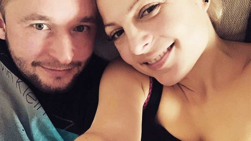 Madzia Narożna ma jak w niebie. Pokazała, jak partner rozpieszcza jej stópki. Zmysłowo