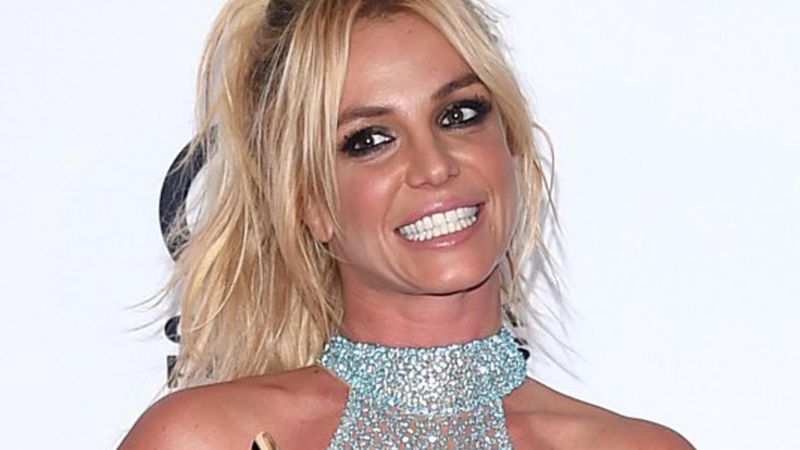 Britney Spears zrzuciła bieliznę i wskoczyła do basenu. Roznegliżowane zdjęcia ze wszystkich stron zniesmaczyły fanów: „Coraz bardziej szalona”