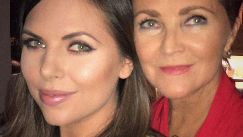 Ola Kwaśniewska pokazała urocze laurki, jakie wręczyła mamie. Tata jej pomagał: „Obiecujemy, że będziemy grzeczni”