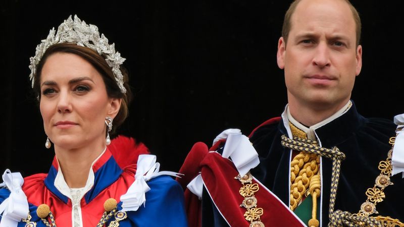 William i Kate podczas koronacji dyskretnie zasygnalizowali, jaki kraj teraz odwiedzą. Też to zauważyliście?