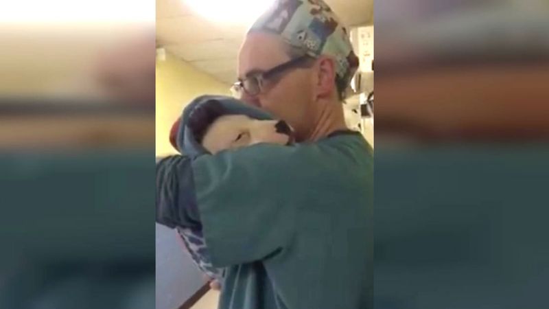 Weterynarz uspokaja przerażonego psa, który po operacji nie przestawał skomleć