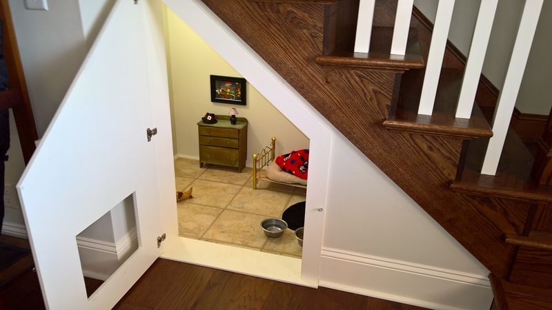 Wykorzystała pomieszczenie pod schodami, którego nie używała i zamieniła je w raj dla psa