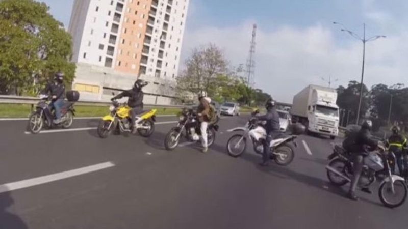 Spanikowany pies biega po autostradzie. Zachowanie 8 motocyklistów przywraca wiarę w ludzkość