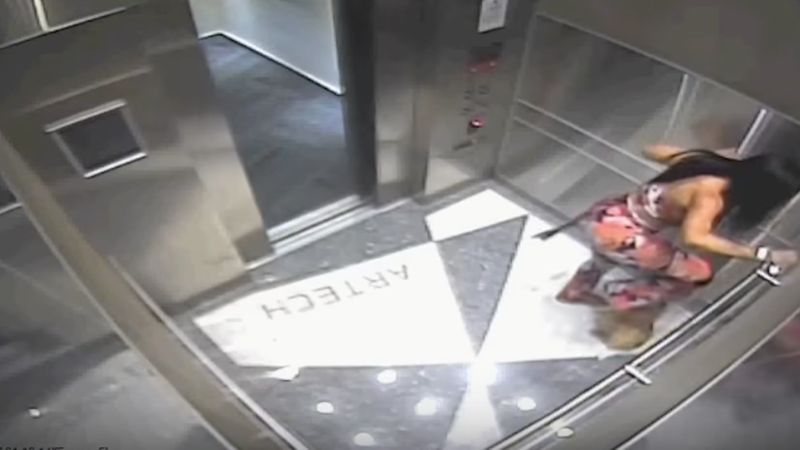 Kobieta wbiega do windy i zaczyna brutalnie kopać psa. Wszystko uchwyciły kamery