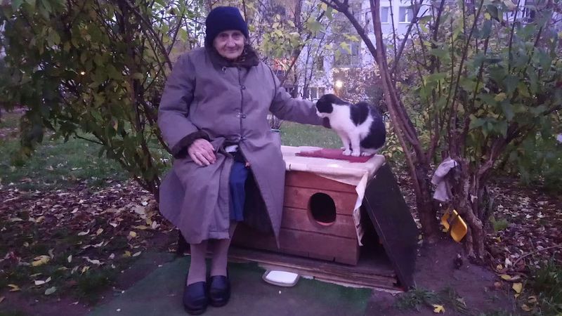 Ma 98 lat, ale to nie powstrzymuje jej przed pomaganiem kotom. Poświęciła im życie