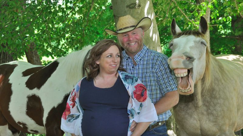 Koń-żartowniś skradł całe show podczas ich sesji ciążowej. Te fotki przejdą do historii