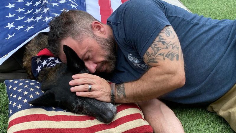 Żołnierz płacze nad psem z K9. Chciał go adoptować, ale nie zdążył