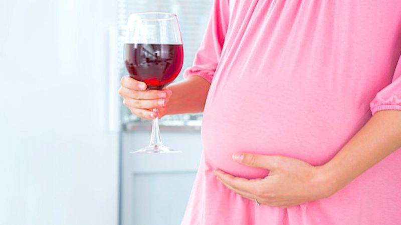 Picie alkoholu w ciąży, nawet w małej ilości, jest niebezpieczne