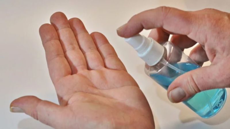 Jak zrobić domowy płyn do dezynfekcji rąk? Jest tani i skutecznie zabija wirusy oraz bakterie