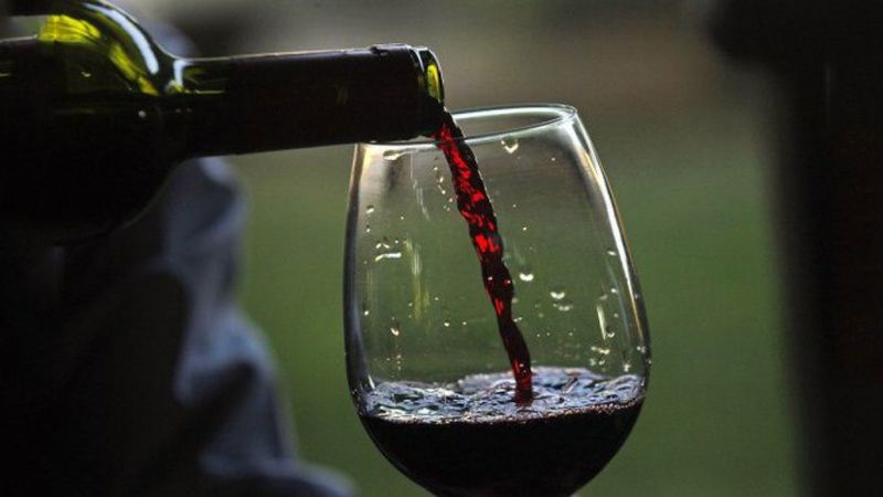Nowe badanie wykazało, że lampka czerwonego wina odpowiada godzinie spędzonej na siłowni
