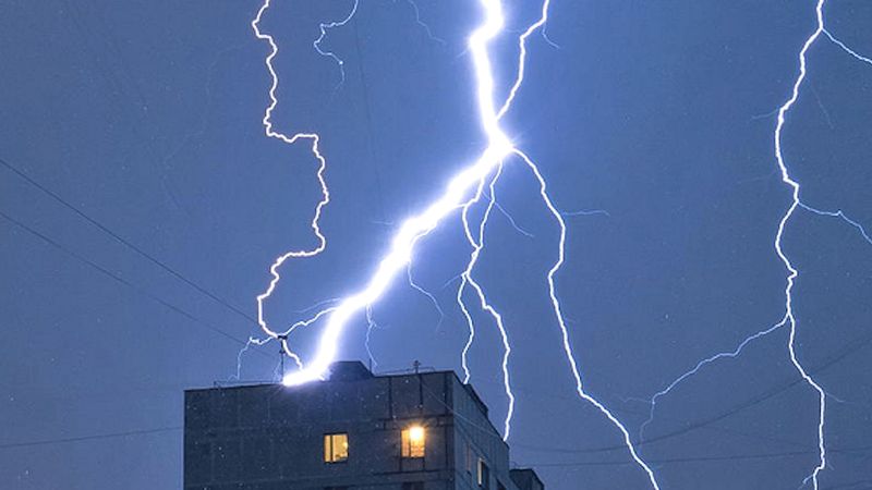 10 popularnych mitów na temat burzy i wyładowań atmosferycznych, w które sam na pewno wierzysz.